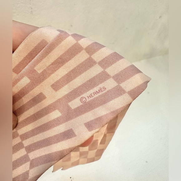 ❤️SOLD❤️ Auth HERMES Pink “H” Monogram Pink Twilly Silk Ribbon 34” x 2” - Picture 6 of 16